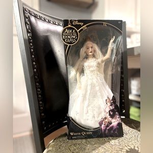 Disney Alice Through the Looking Glass Deluxe White Queen